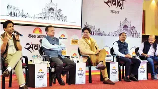 सत्र अफसरों की रचनात्मक कलम में में चर्चा करते (बाएं से) प्रमुख सचिव कौशल विकास डा. हरिओम, अपर मुख्य सचिव शिक्षा पार्थसारथी सेन शर्मा, रेलवे अधिकारी कवि मुकुल कुमार, लेखक के सत्य नारायण व मंच संचालक ज्ञानेंद्र शुक्ल
