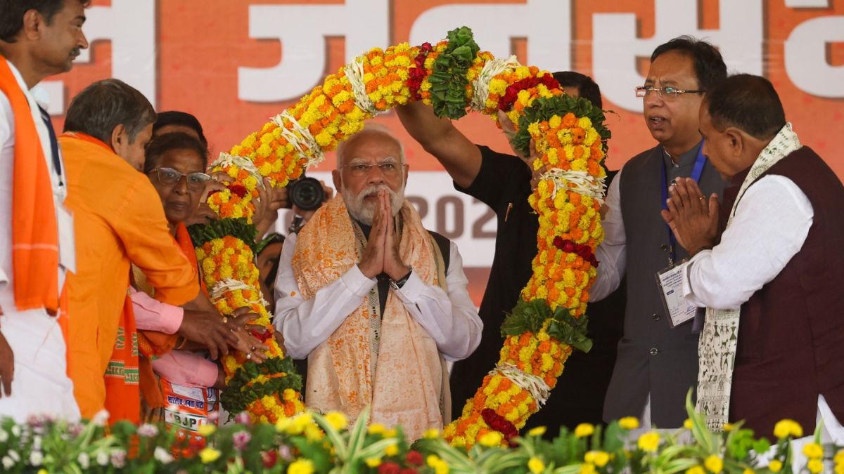 pm modi slams rjd they give kattas we give laptops