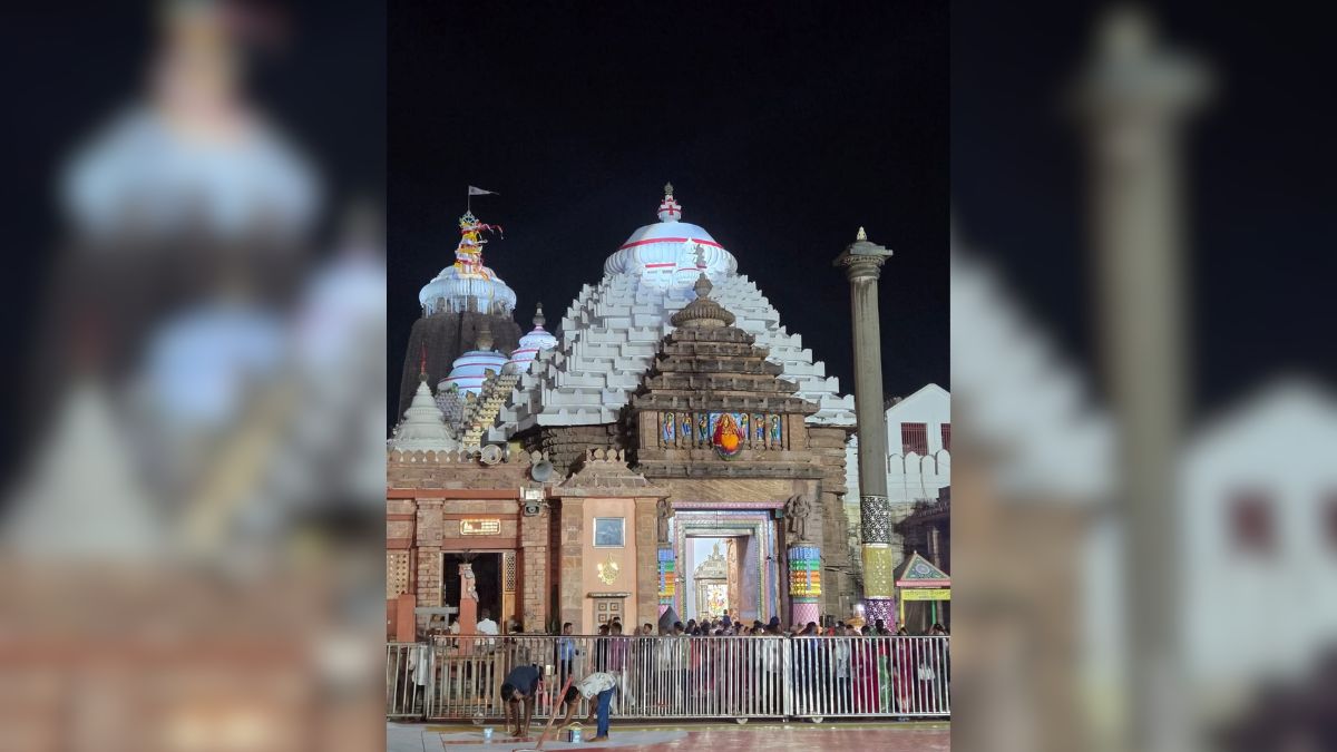 puri jagannath temple servitors suspended for extorting devotees
