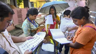 पश्चिम बंगाल में एसआइआर करते चुनाव आयोग के कर्मचारी।