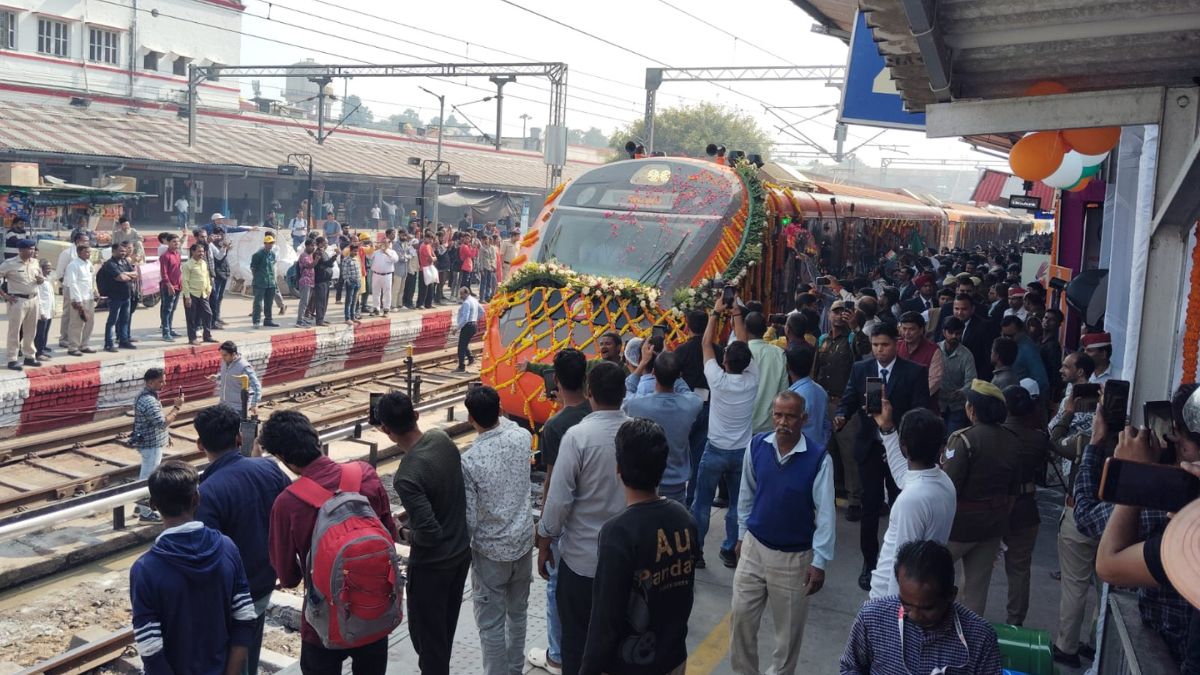 grand entry of vande bharat express at bareilly station passengers rejoice amid historic welcome