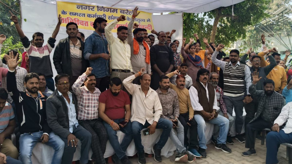 safai karamcharis go on strike after uproar demand action against abvp workers