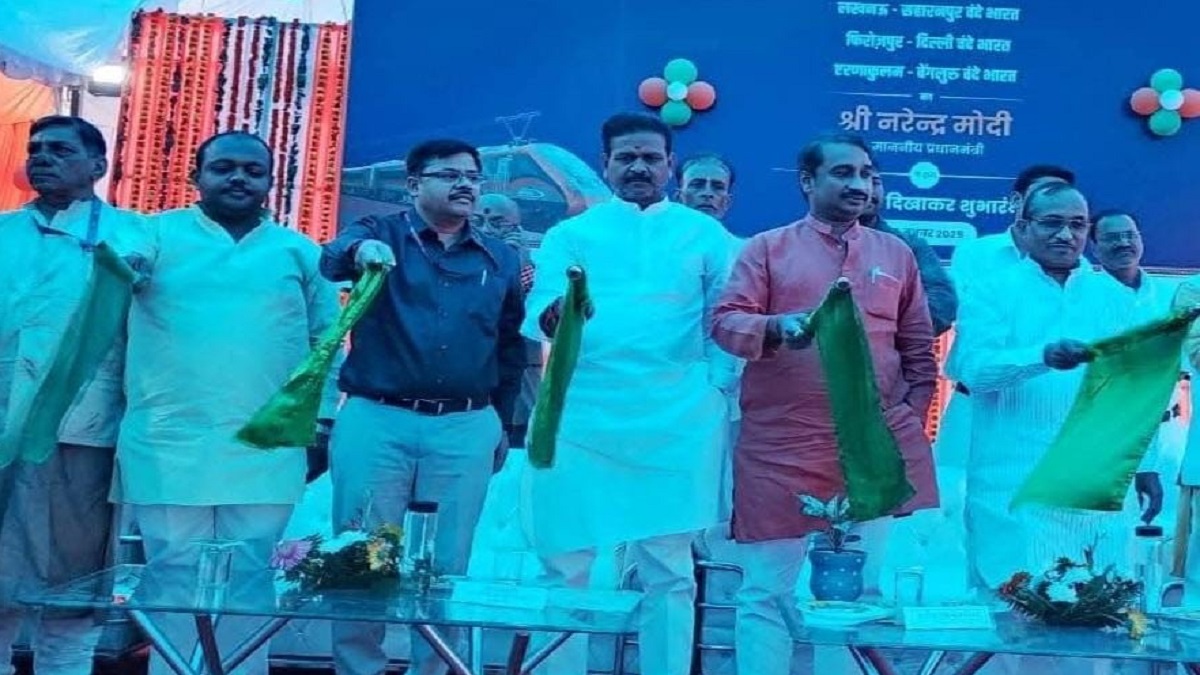 vande bharat high speed train gets grand welcome at prayagraj chheoki station connects key pilgrimage sites