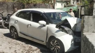 हादसे में कार सवार तीन पर्यटक मामूली रूप से घायल हो गए। जागरण