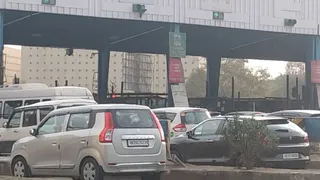सिस्टम अपडेट हो जाने पर रविवार सुबह आठ बजे के बाद चालू हो सकता है टोल प्लाजा। जागरण