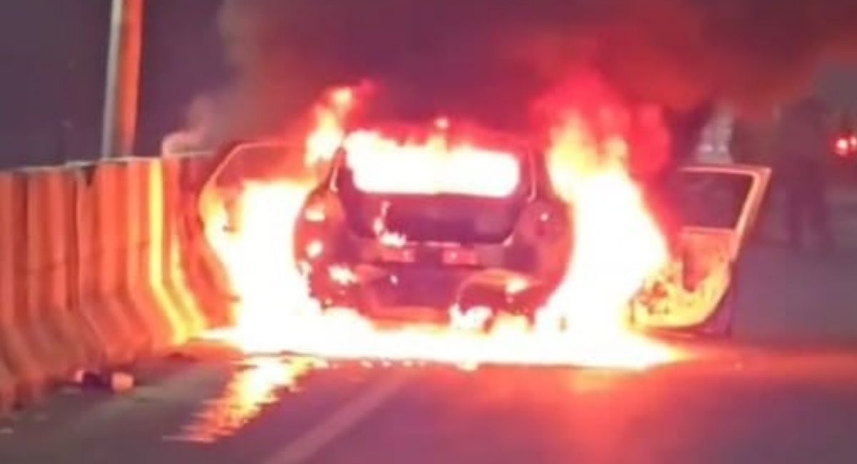 car fire in agra policeman and relative escape blaze