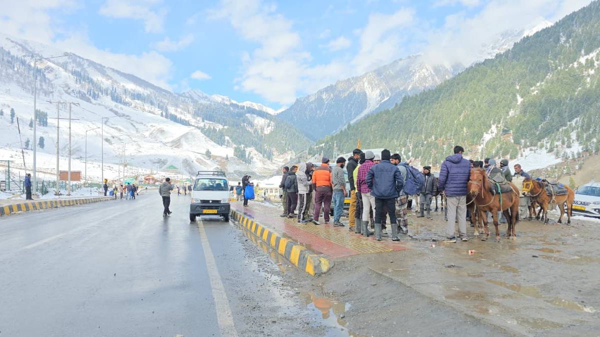 jammu and kashmir weather gulmarg pahalgam temperature dips below zero