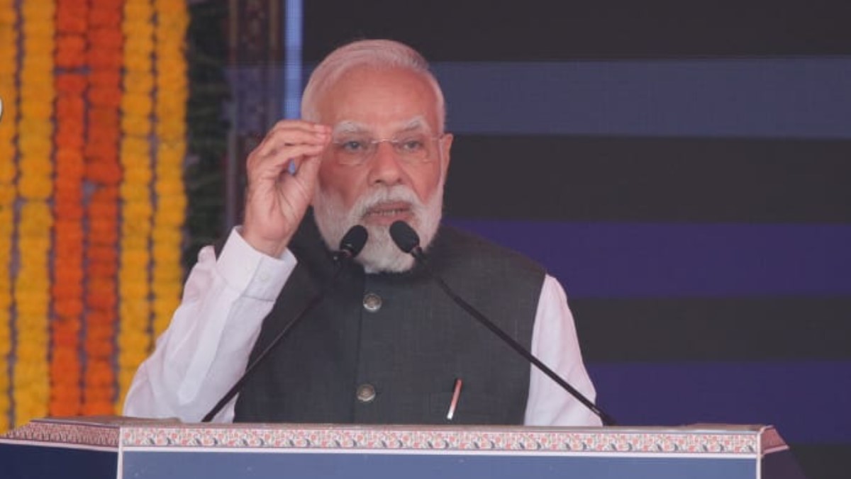 pm narendra modi varanasi visit flags 4 new vande bharat express trains on 8th november live updates lb