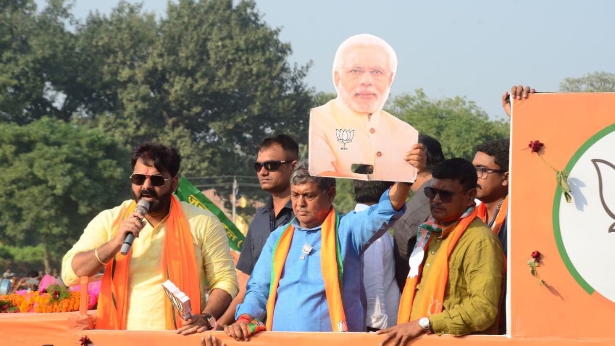 pawan singh rally in purnia crowd disrupts speech