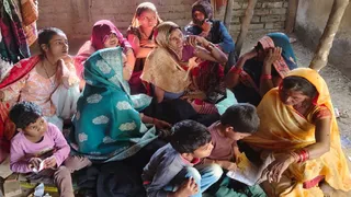 प्रतापगढ़ के बाघराय में तालाब में डूबे छात्र शिवांश के शोकाकुल स्वजन व ग्रामीण। जागरण