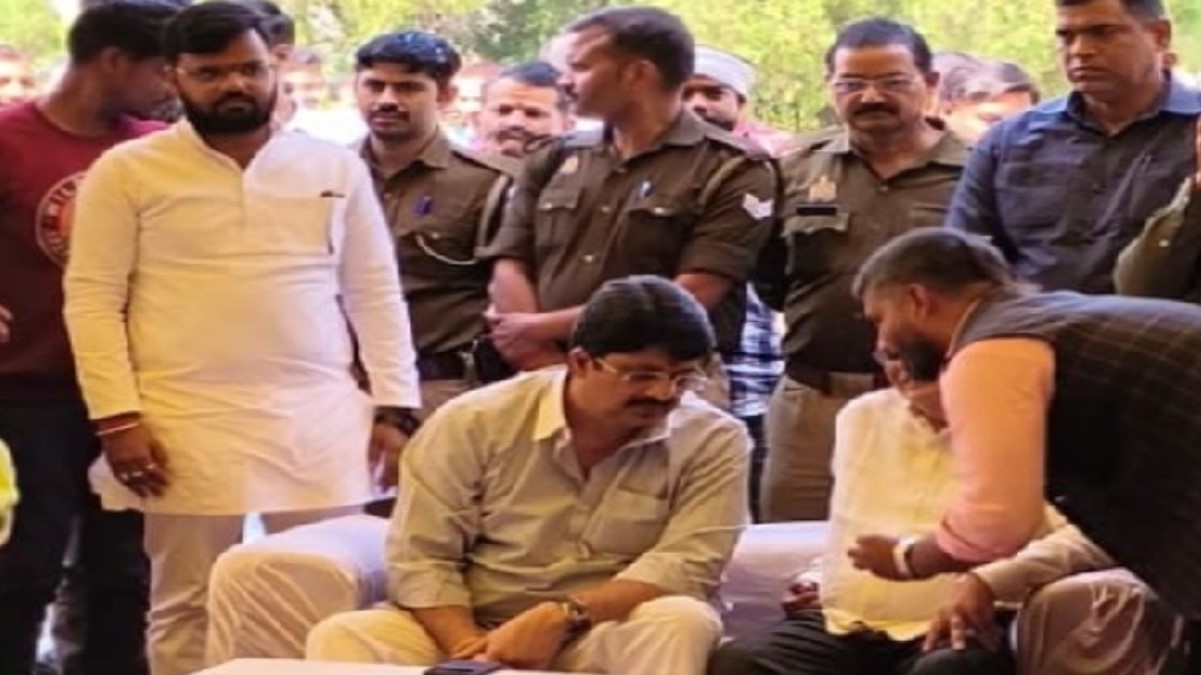 raja bhaiya visits sonbhadra condolences on demise of chhote maharaj