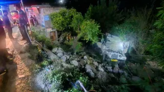 रुद्रप्रयाग में भीरी के पास सड़क से नीचे गिरा मैक्स वाहन।