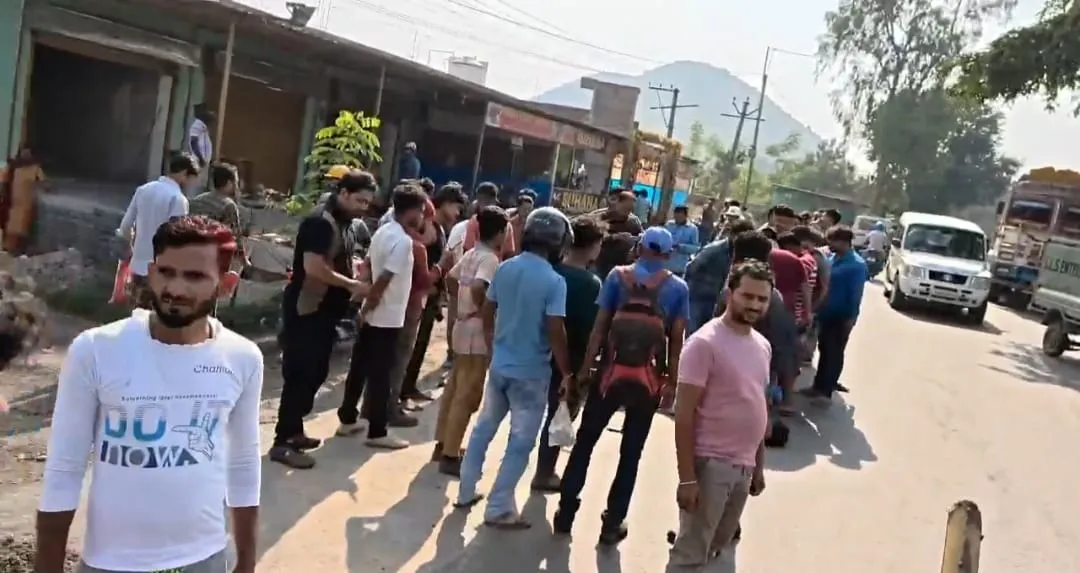 NH 220 Accident : तेज रफ्तार का कहर : ट्रेलर ने बाइक सवार को कुचला, सिर पर चोट लगते ही मौत
