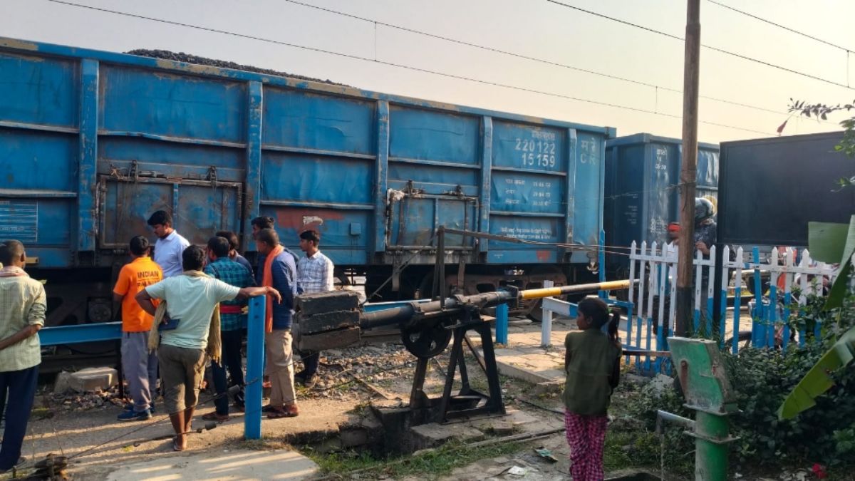 alert gatekeeper averts coal train fire accident in shekhpura