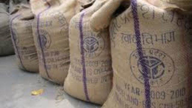 फतेहपुर सीकरी के इस खरीद केंद्र में बारदाना की कमी से तौल बंद, 3 दिन से भटक रहे किसान
