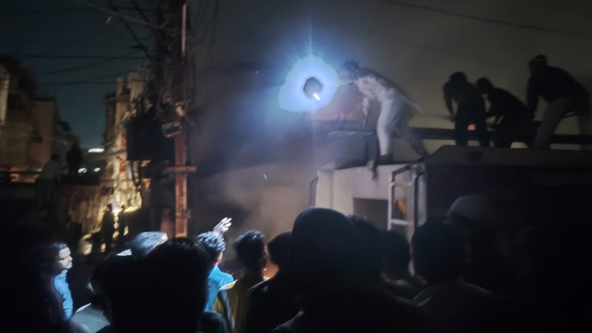 massive fire engulfs clothing store in sehore mp