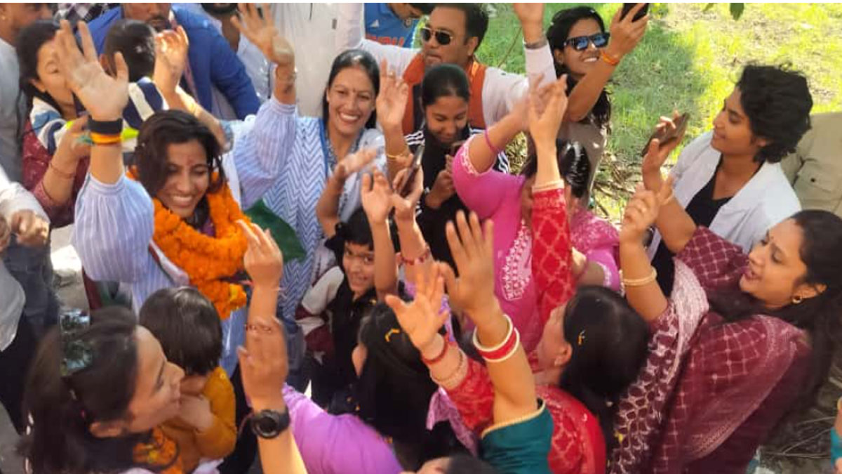 world champion cricketer sneh rana arrives dehradun welcomed with drums at the airport