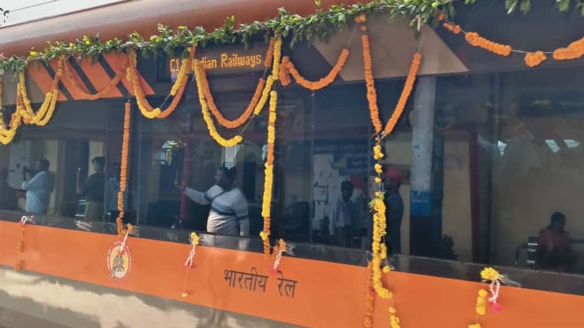 vande bharat express welcomed at vindhyachal station