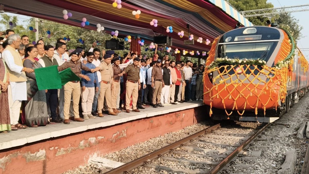 vande bharat express train reached in roorkee railway station