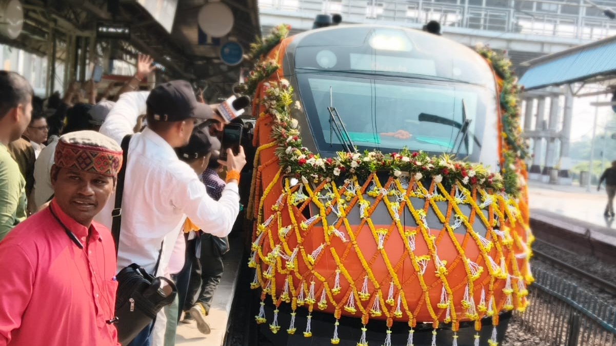 vande bharat express welcomed at mirzapur vindhyachal station