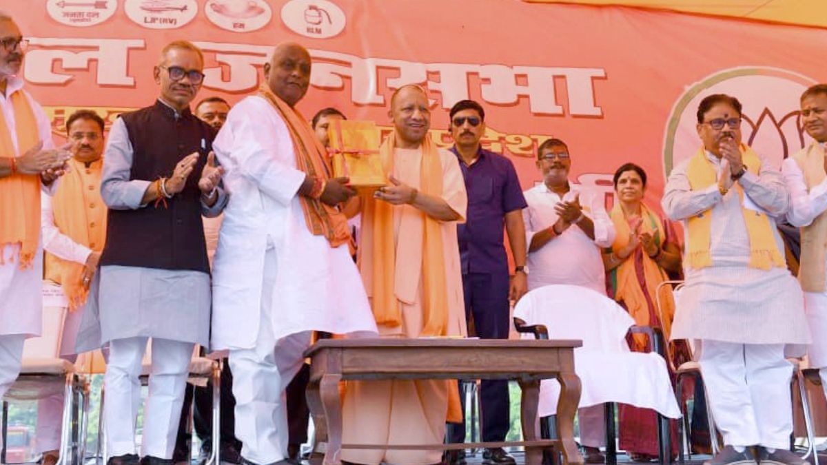 bihar doesnt need dim light of lantern it need led light of nda cm yogi scathing attack on the congress rjd in motihari