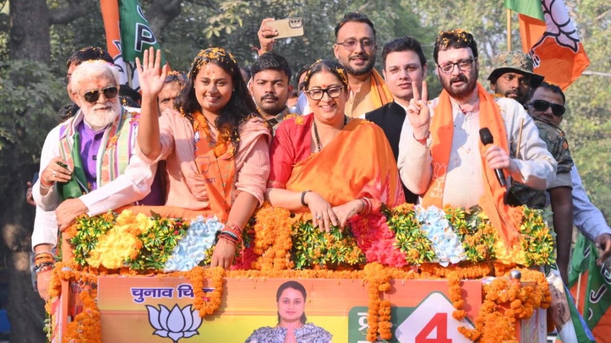 smriti irani roadshow in jamui focus on women voters on election campaigns last day