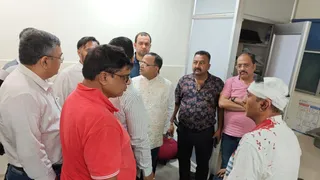 अस्पताल में घायल श्याम भीमसरिया से घटना की जानकारी लेते धनबाद के व्यवसायी।