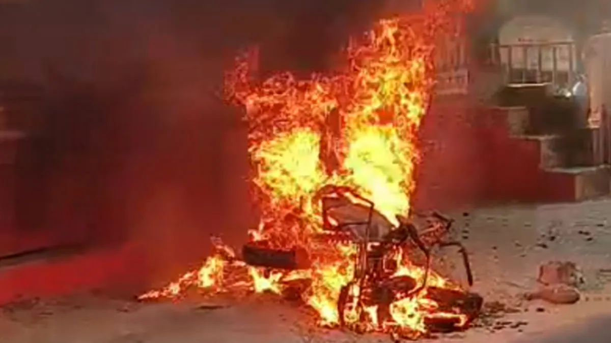 a moving activa caught fire in jalandhar the driver saved his life by jumping out