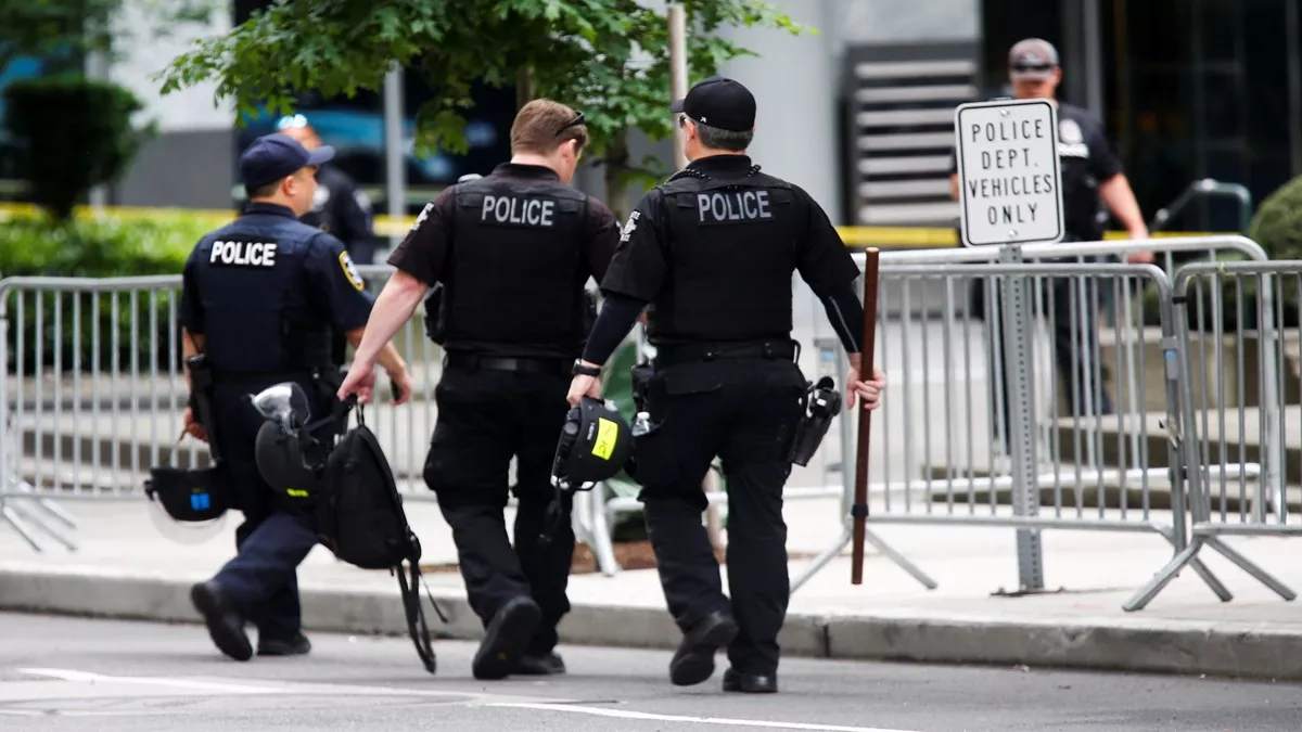 us florida car enters in bar while escaping from police major casualty reported