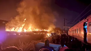 रेलवे ट्रैक के पास आग की लपटें, गुजरती रहीं ट्रेन....: टिंबर मार्केट की दुकानें जलकर खाक, चार घंटे दहशत में रहे लोग