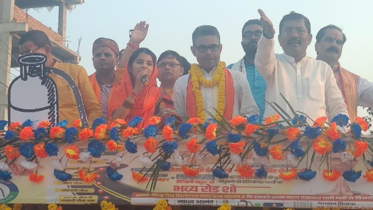 maithili thakur campaigns for nda candidate road show government achievements