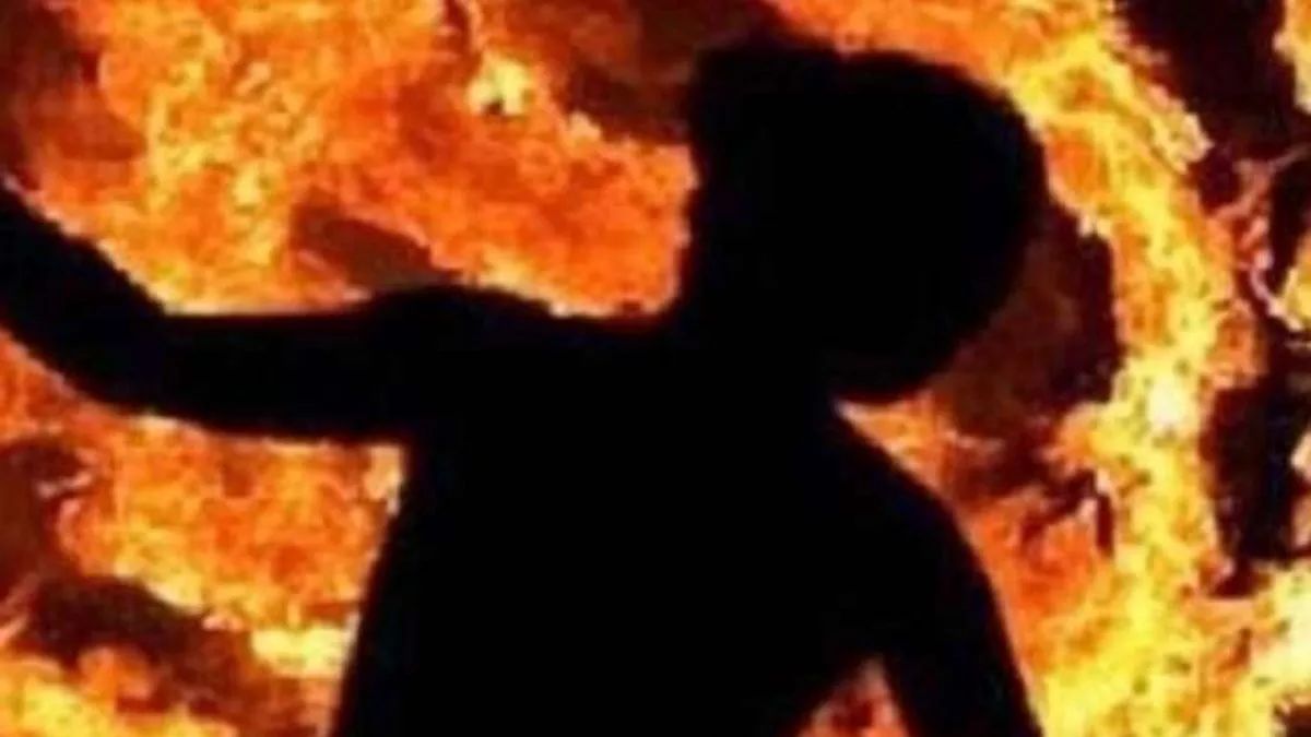 love affair betrayal girl sets herself on fire in bihar critical