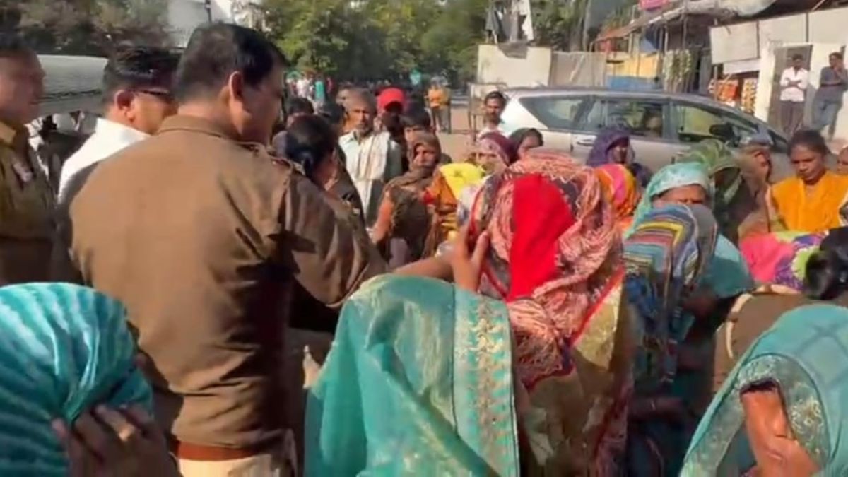 agra accident update auto driver beaten to death relatives create ruckus