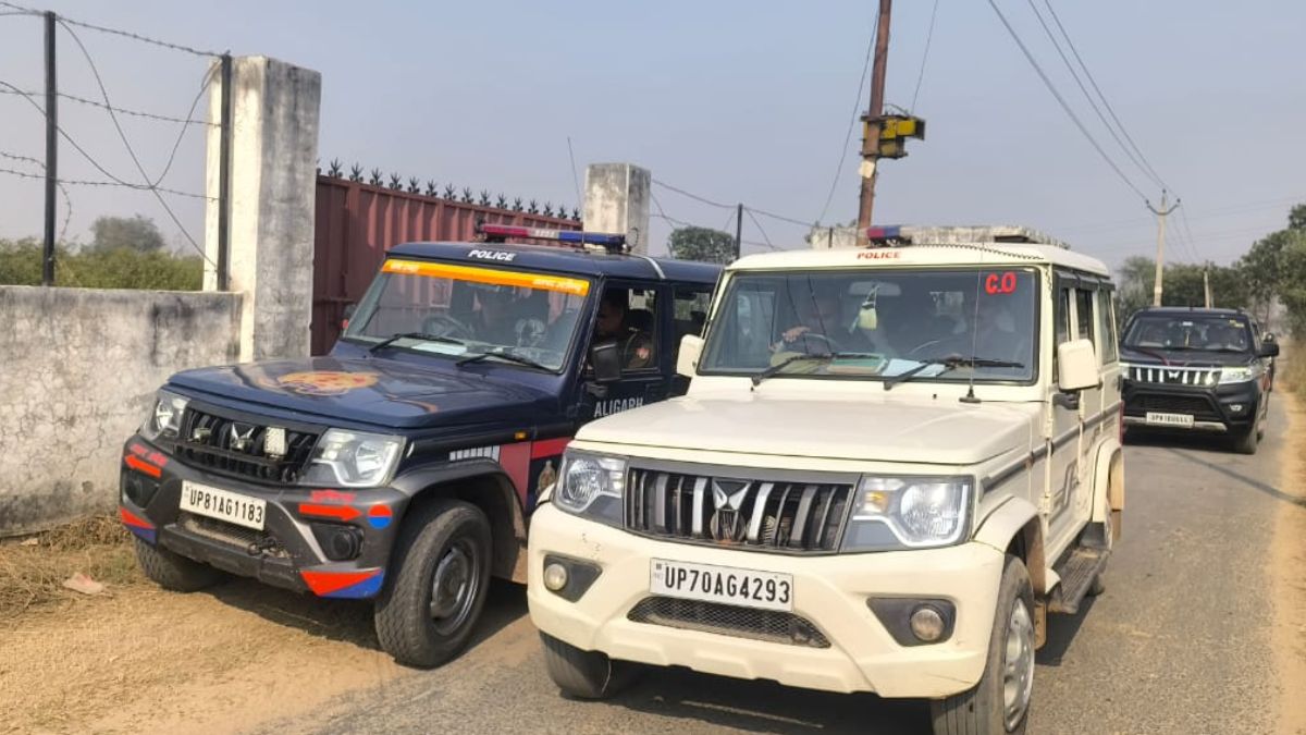 up polce constable shot while went to arrest a historysheeter condition is critical aligarh crime news