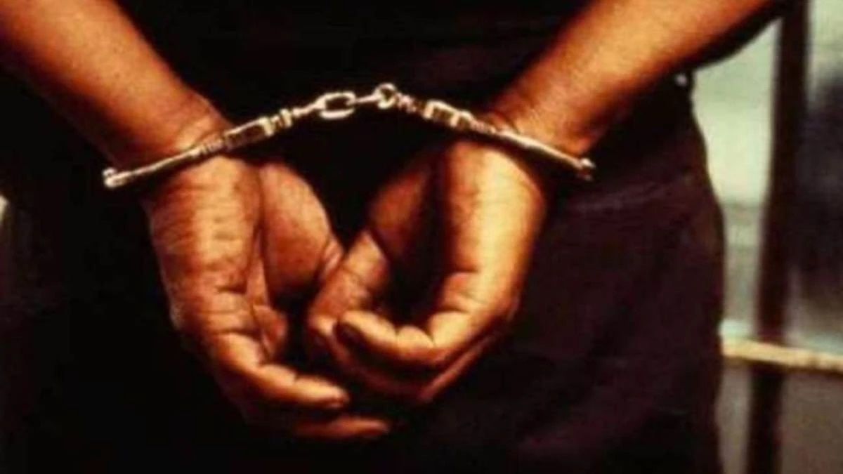 fake cop arrested in indore for scamming women
