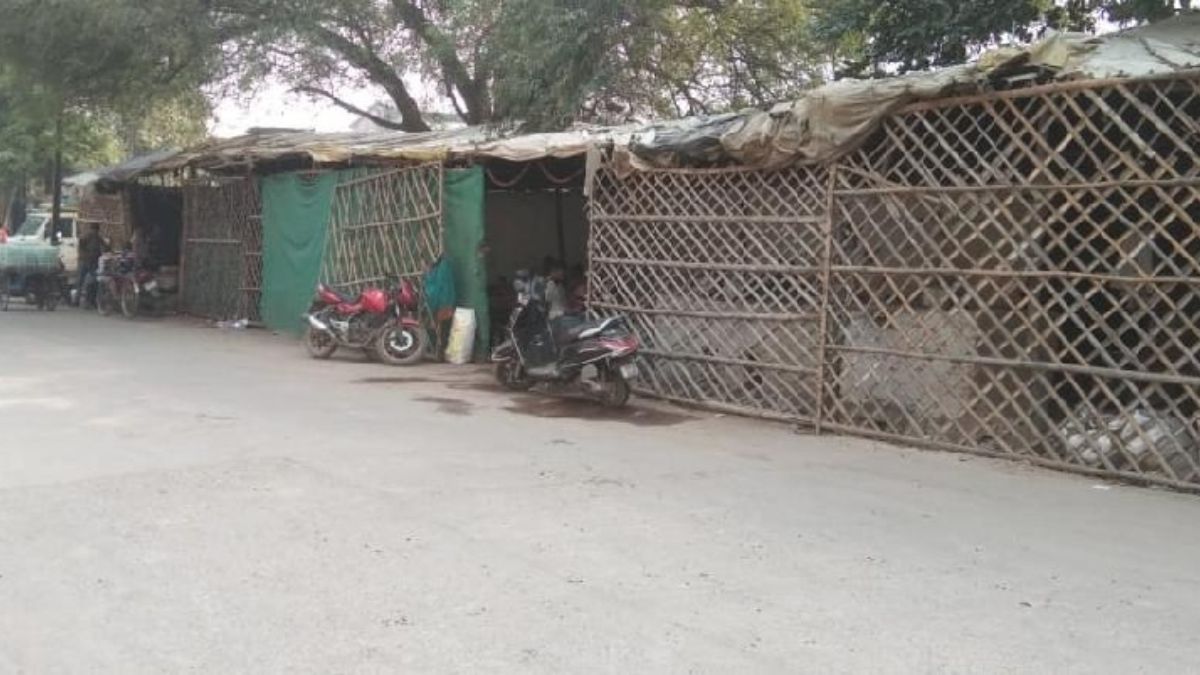 udyog vibhaag issued notices and directed the removal of illegal kiosks and eateries