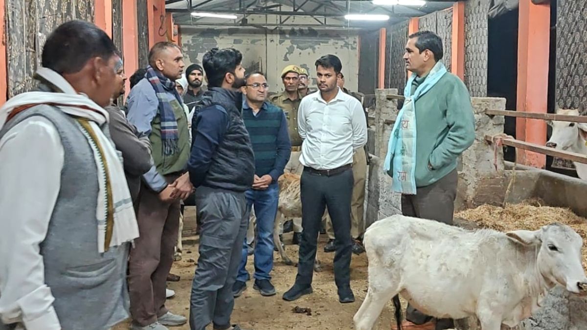 dm cp singh inspected the facilities at the cowshed and gave instructions to protect against the cold