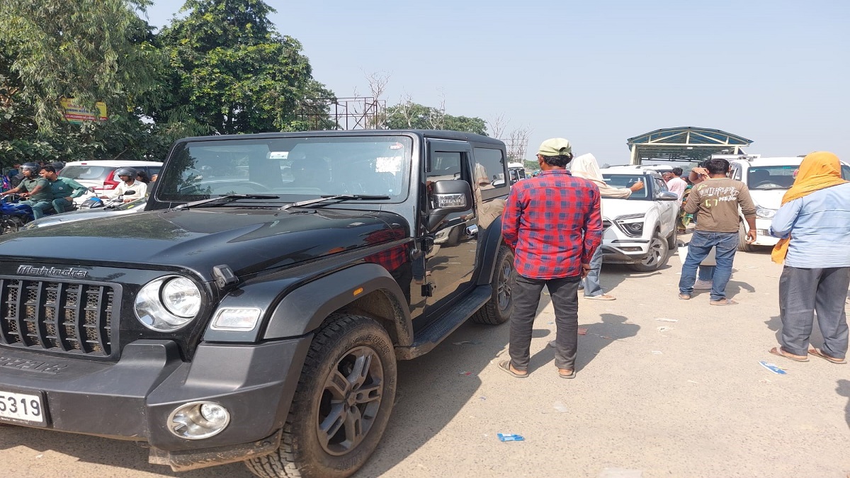 illegal collection in no parking area near darbhanga airport