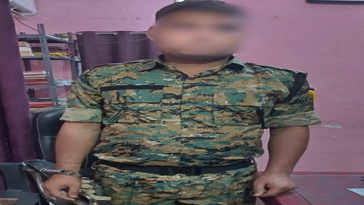 a man was posing as a fake policeman in darbhanga for four months and was involved in illegal extortion arrested