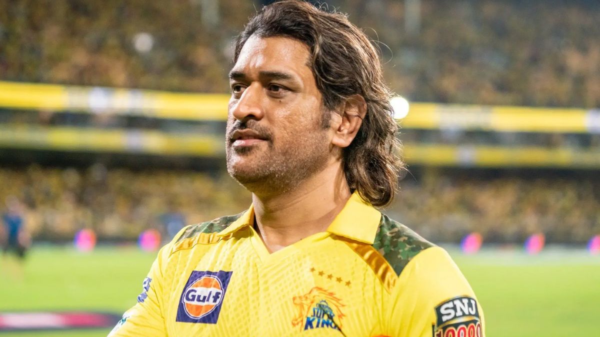 ms dhoni video gets viral fan requested to sign autograph on fan hand csk legend did this