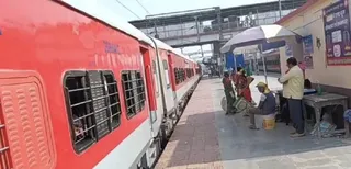 मुजफ्फरपुर रेलवे स्टेशन से चलने को तैयार ट्रेन। जागरण