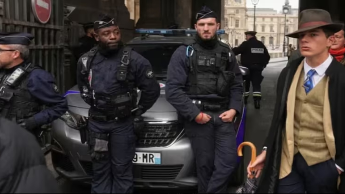 louvre museum fedora man viral photo mystery solved