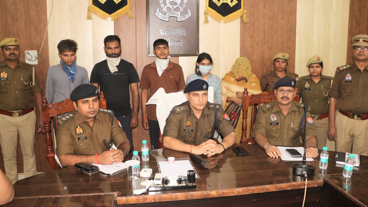 pratapgarh police seize rs 2 crore cash and 1 crore drug from notorious smuggler house