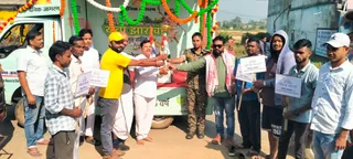 सोनुवा में मशाल लेकर यात्रा को रवाना करती थाना प्रभारी शशिबाला भेंगरा।