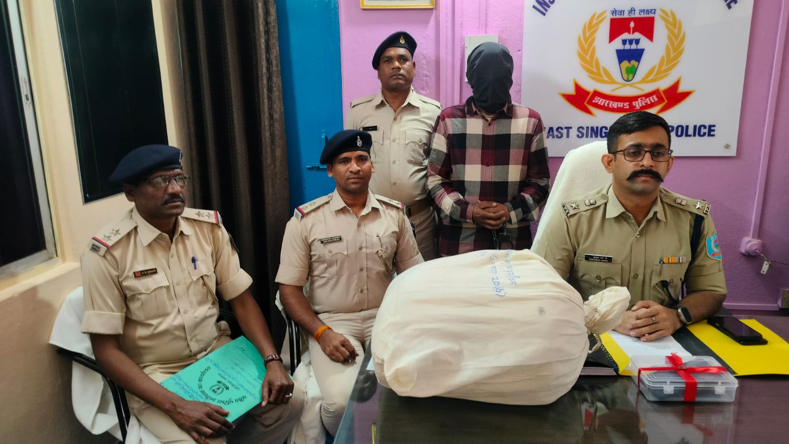 smuggler arrested with 20 kg ganja kharagpur drug bust