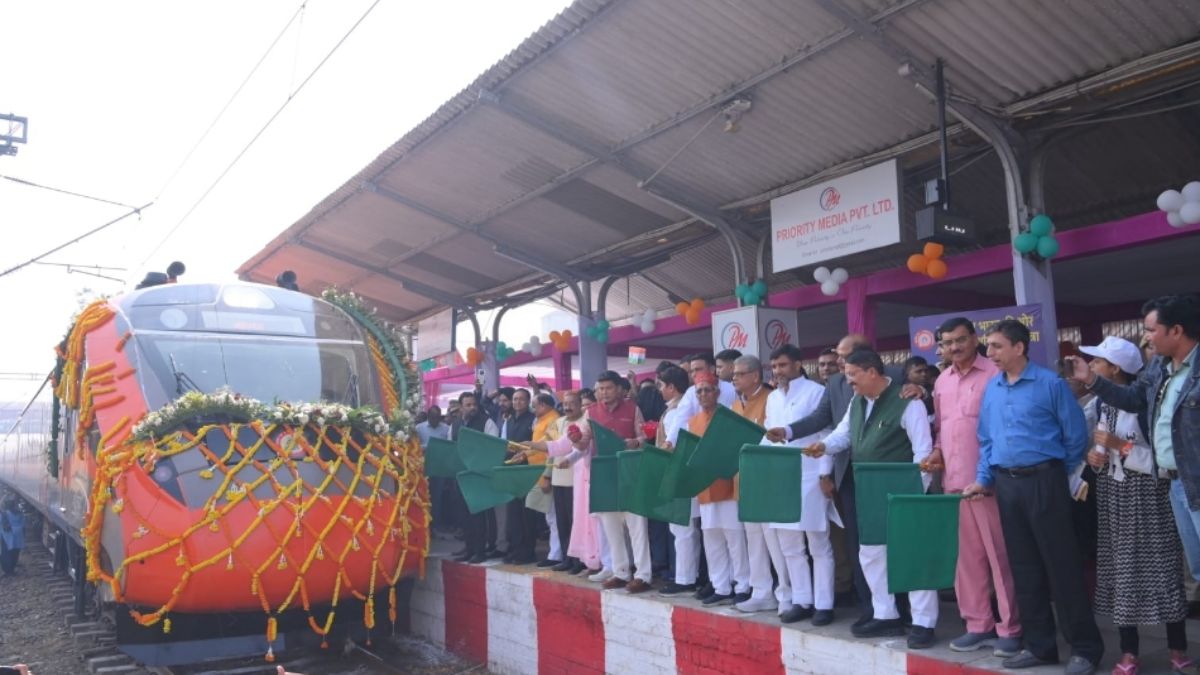vande bharat express welcomed with flowers at junction