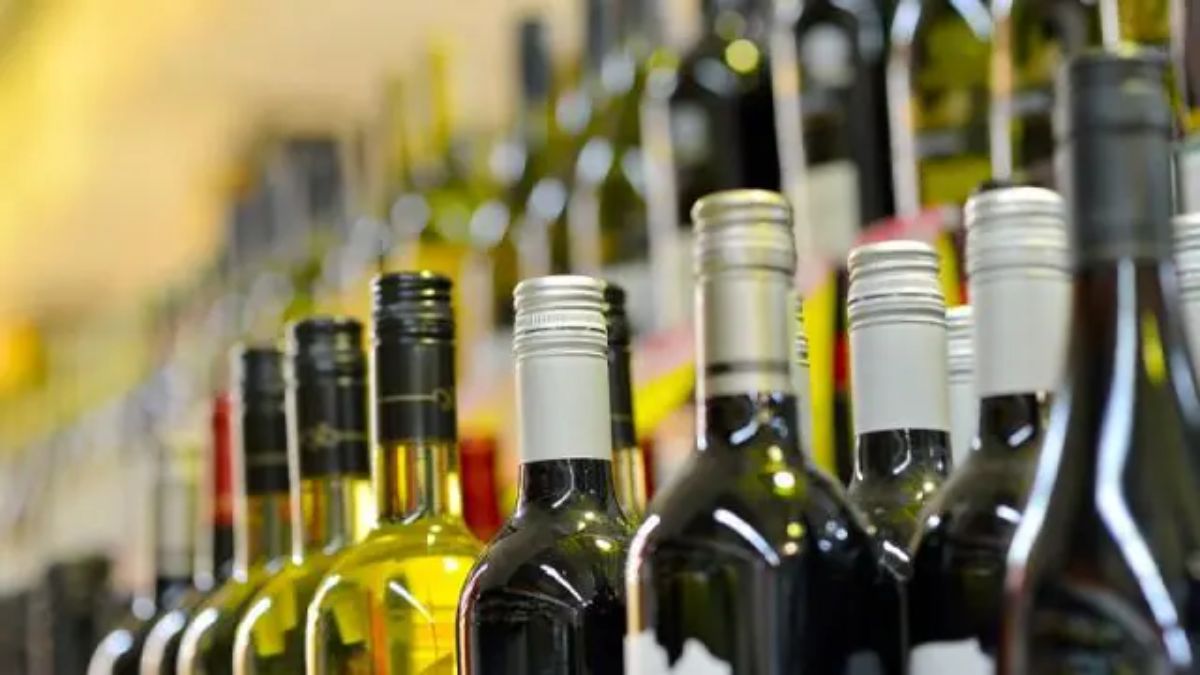 ghaziabad model shop employees arrested for liquor adulteration