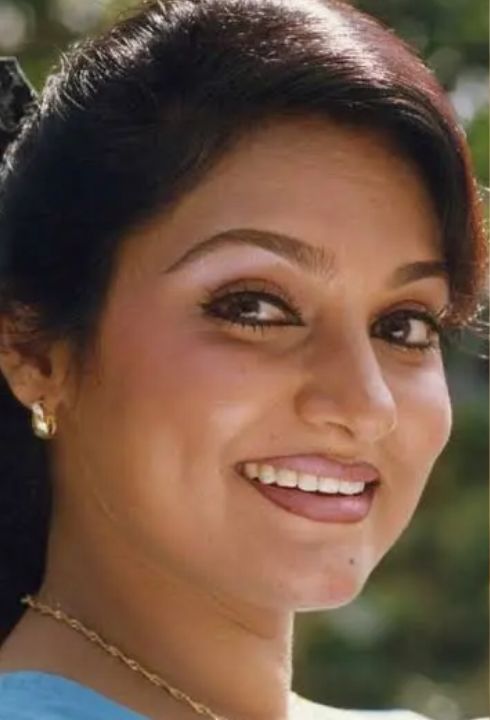 actressmadhavi (3)