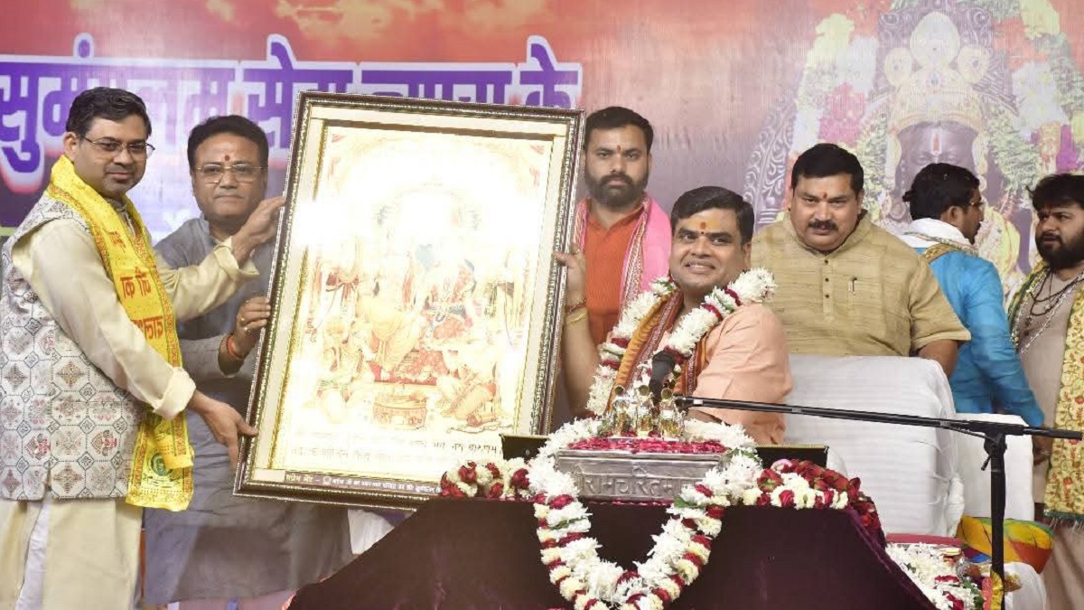 acharya shantanu ji maharaj narrated ram katha in prayagraj and audience emotional