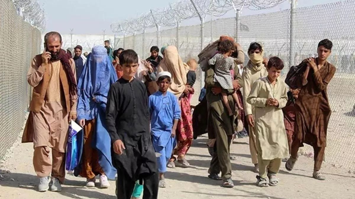 forced return over 12000 afghan refugees deported from iran and pakistan